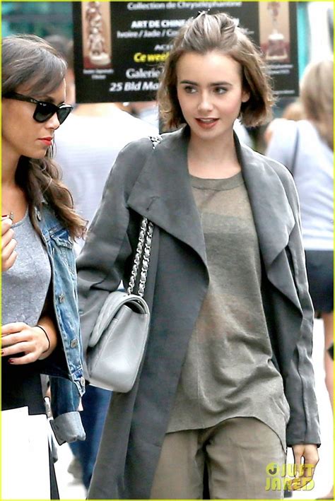 lily collins en bikini|Lily Collins Brings Her Style to N.Y.C. with 11 Outfits。